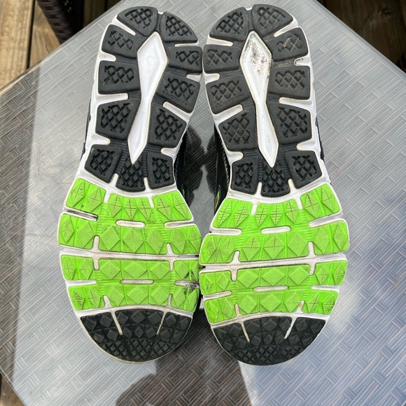 Black New Balance Sneakers - Picture 4 of 5